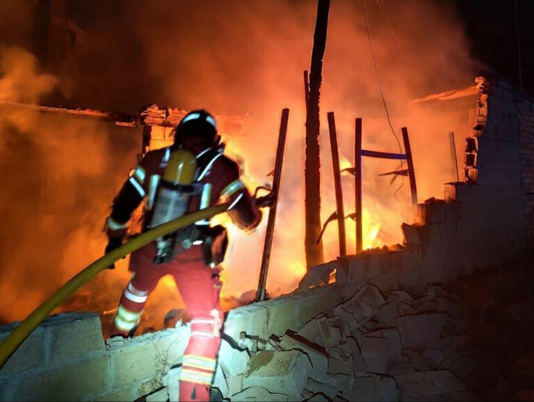 Los bomberos de Diputación sofocan un incendio en una vivienda en Astorga