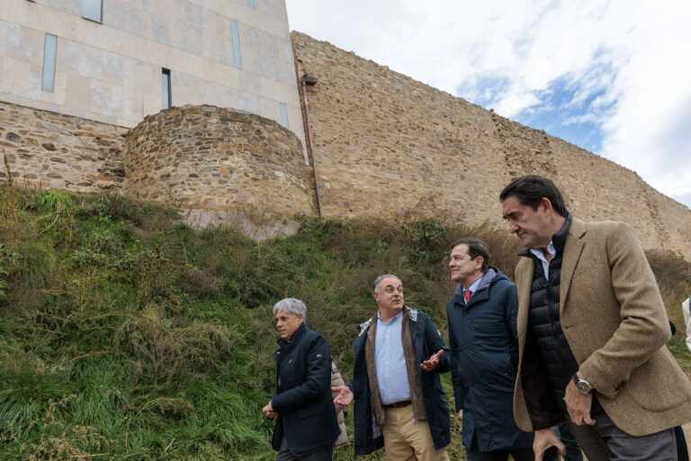 El presidente de la Junta visita la muralla romana de Astorga