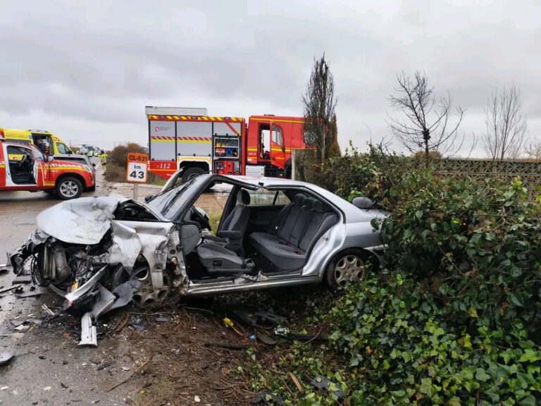 Seis heridos al colisionar frontalmente dos turismos en la CL-621 en Bercianos del Páramo