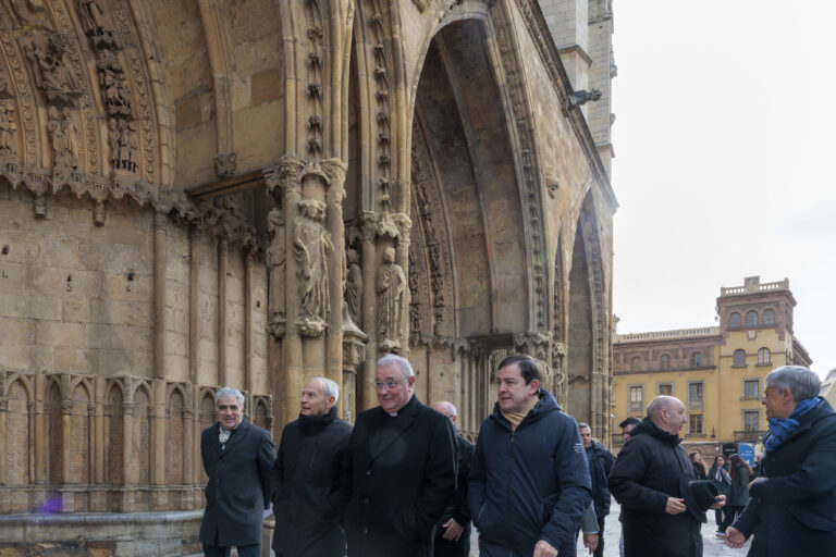 Mañueco anuncia una inversión de 11 millones de euros para la restauración integral del pórtico occidental y las vidrieras de la Catedral de León
