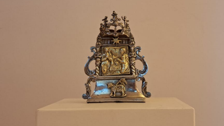 Un portapaz de plata del siglo XVII clausura la ‘Pieza del Mes’ este 2025 