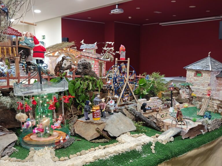 El belén artesano y articulado de Fernando Celada conquista a casi 6.600 personas