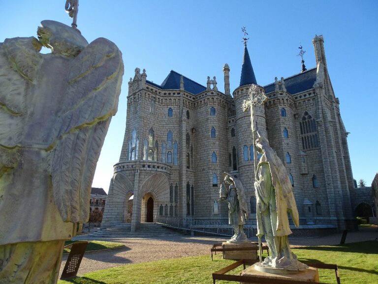 El Palacio de Gaudí abre «Embajadores del Palacio» a instituciones y empresas