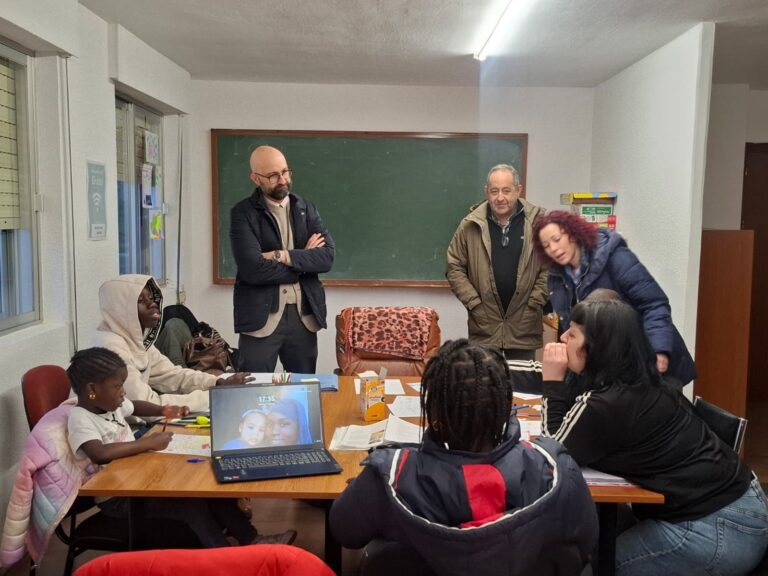 El subdelegado del Gobierno visita en Villagatón el proyecto de integración “Yo con ti, tú con mi”