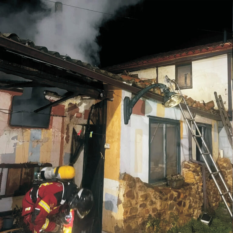 Un fuego iniciado en una leñera pasa a una vivienda en Calzada de la Valdería