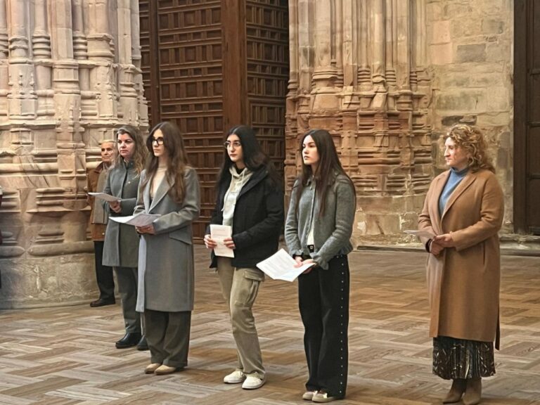 Tres jóvenes dan el paso al Catecumenado en la Catedral en el primer domingo de Adviento