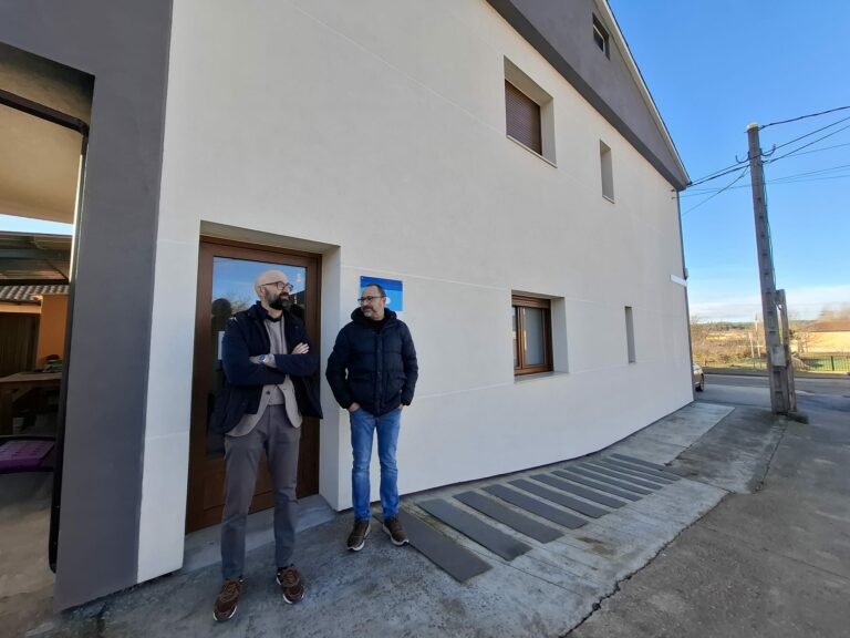 El subdelegado del Gobierno en León visita Villamejil para conocer las obras de rehabilitación del Ayuntamiento