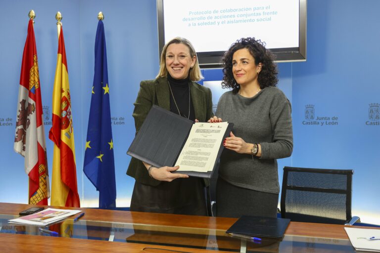 La Junta extiende su red de detección precoz de casos de soledad no deseada a las 1.600 farmacias de la Comunidad que se convierten en puerta de acceso a todos los recursos