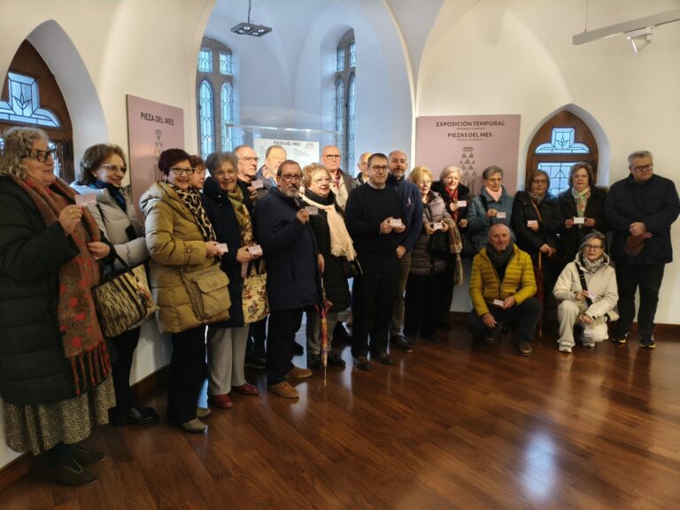 El Palacio estrena la ‘Pieza del mes’ del Año Gaudí y entrega los primeros carnets a sus embajadores