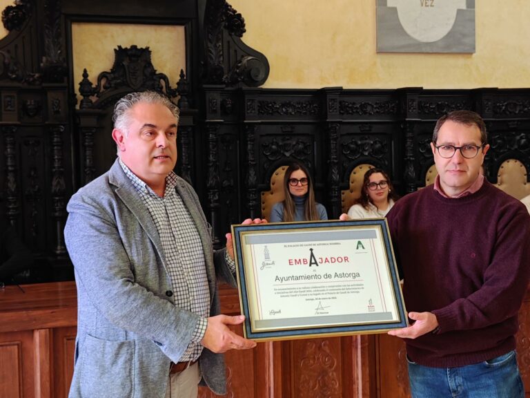 El Ayuntamiento de Astorga se convierte en el primer Embajador del Palacio de Gaudí