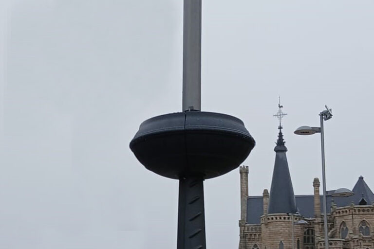 Comienza la instalación de las jardineras colgantes en las farolas del eje monumental