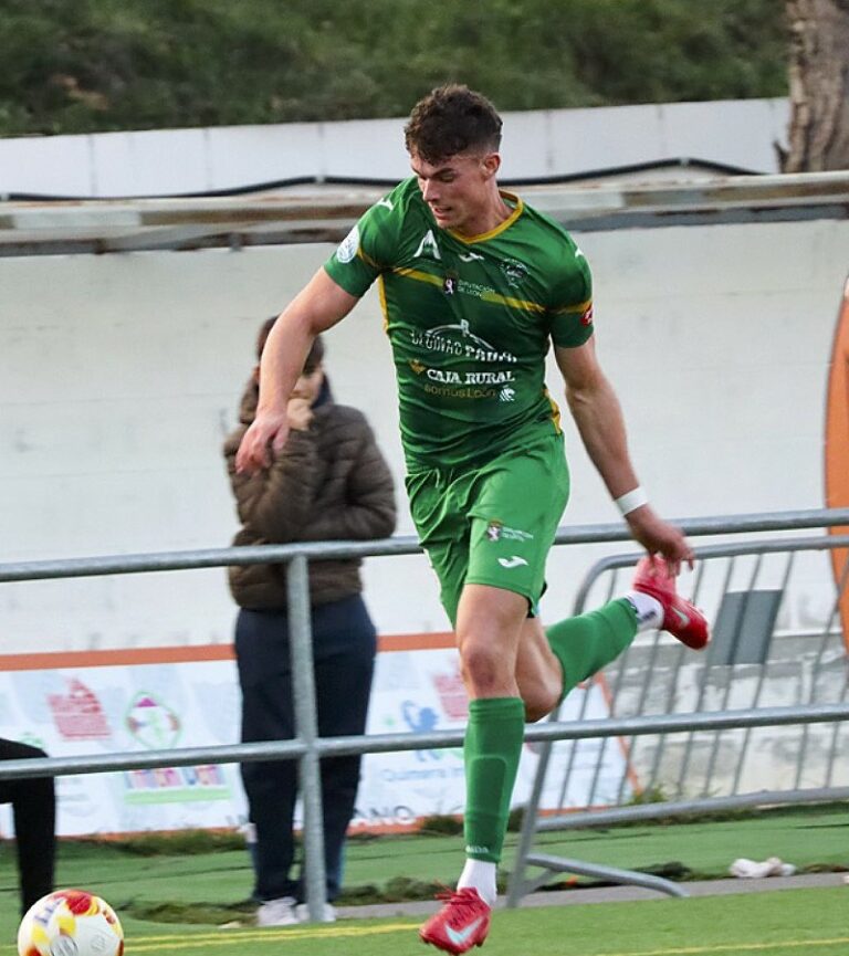 Un doblete de Mario encarrila en Sámano los tres puntos que anclan al Astorga en la zona tibia de la tabla