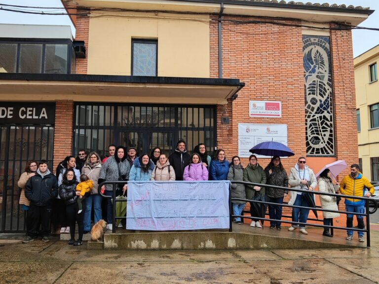 Las familias del colegio Blanco de Cela piden que se implante 1º y 2º de ESO en el centro