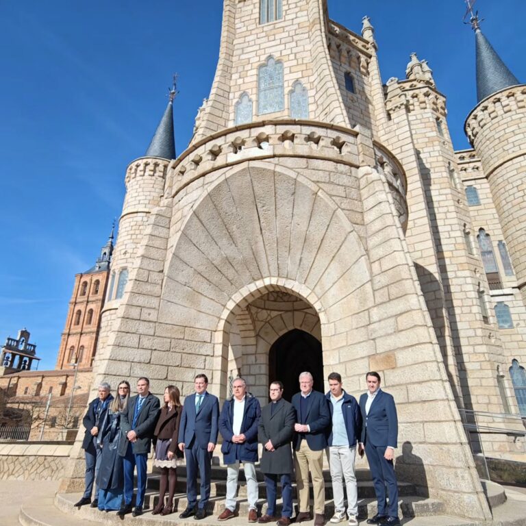 Mañueco garantiza en Astorga la continuidad del helicóptero sanitario