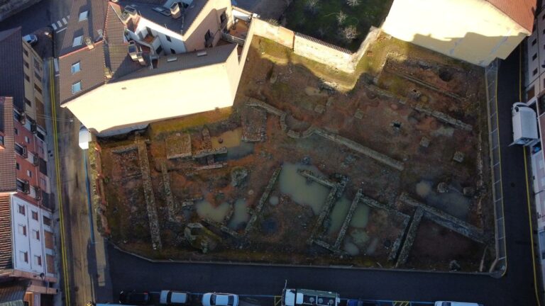 El Ayuntamiento cubrirá con hormigón el solar frente a la Biblioteca tras inhumar los restos del antiguo hospicio