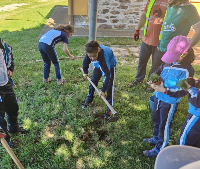 El colegio Paula Montal planta futuro en San Esteban de Nogales