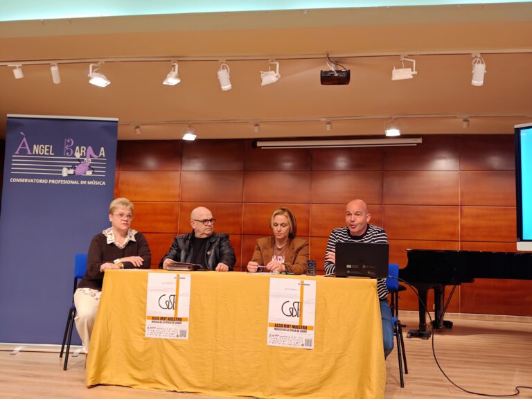 Récord de clarinetistas en Astorga para homenajear a Gaudí en su centenario