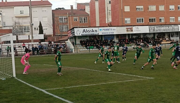 La efectividad goleadora del Astorga hace estéril el dominio territorial del Marino