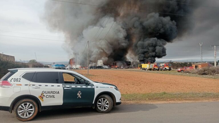 Ecologistas en Acción denuncia que “el incendio de residuos plásticos y neumáticos contamina el aire de La Bañeza y sus alrededores”