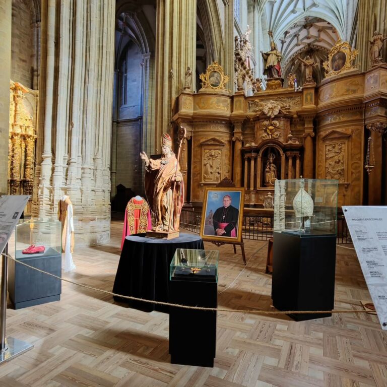 La Catedral de Astorga inaugura la exposición “El obispo y sus insignias: historia y significado de un ministerio”