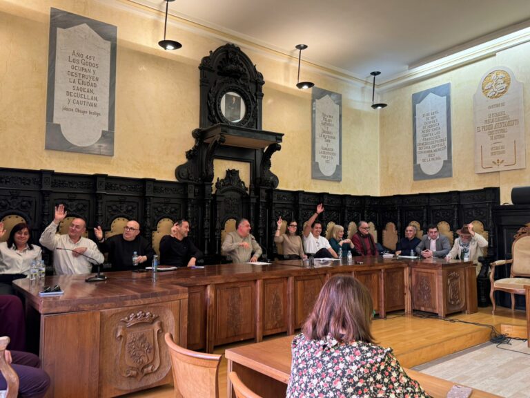 El pleno da su visto bueno a la modificación del PGOU y a la urbanización de la parte baja del Postigo con la abstención del PSOE