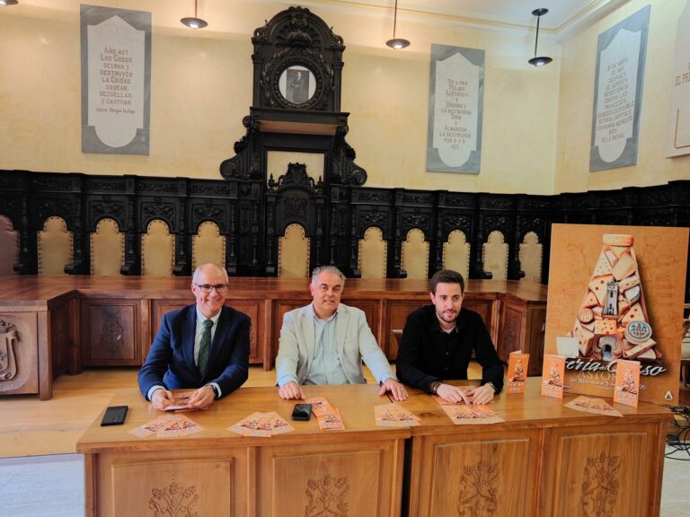 Una veintena de expositores se citan en la Feria del Queso de Astorga que este año tendrá vuelvo cautivo en globo