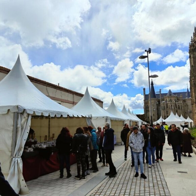 La calle Obispo Mérida cierra el mes acogiendo mercados de esoterismo y de quesos