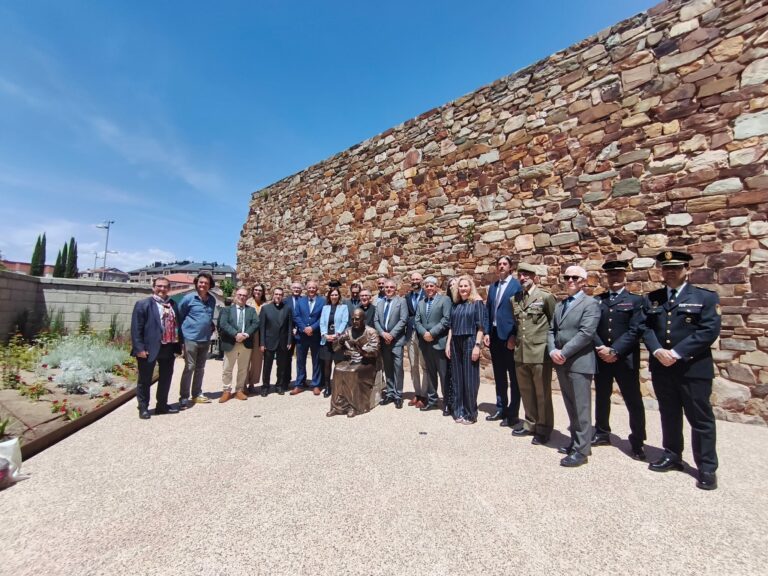 Astorga rinde homenaje al Obispo Grau con el descubrimiento de su escultura en los jardines del Palacio