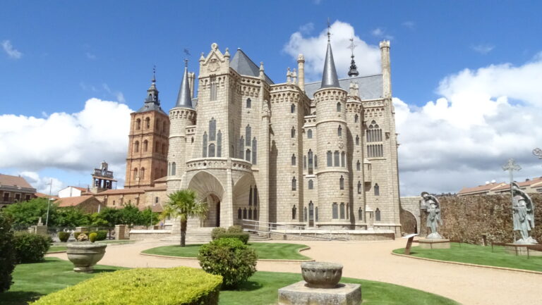 Mayo ilumina el Palacio de Gaudí con diversas propuestas centradas en el centenario del arquitecto