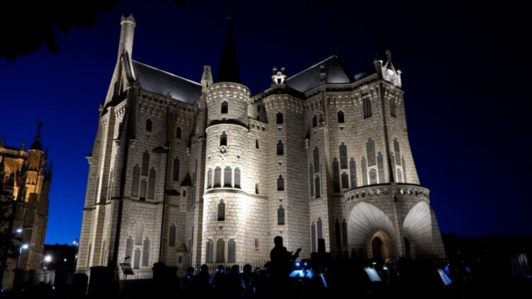 Astorga inaugura la nueva imagen nocturna y los jardines del Palacio de Gaudí