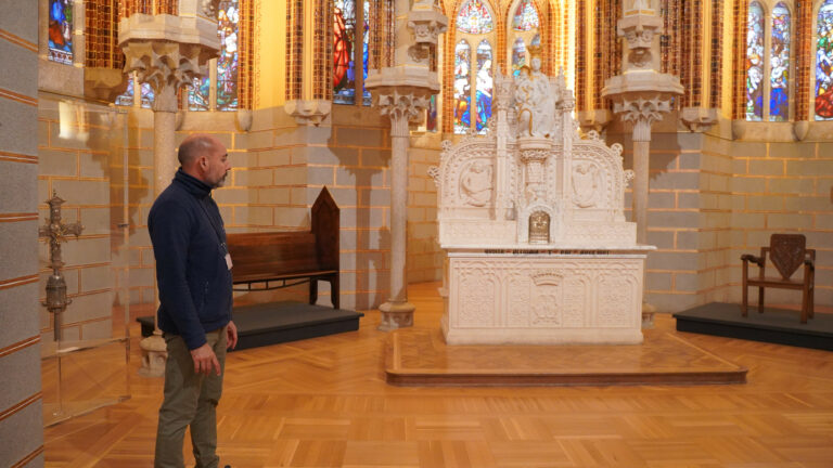 Dos réplicas del mobiliario litúrgico diseñado por Gaudí para la Sagrada Familia, ‘Pieza del Mes’ de mayo