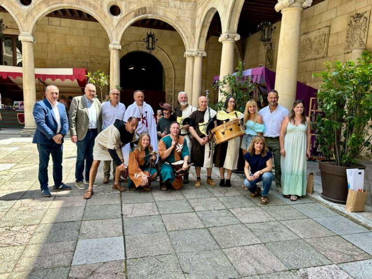 Los centros asistenciales de la Diputación celebran su Fiesta Medieval en el patio del Palacio de los Guzmanes