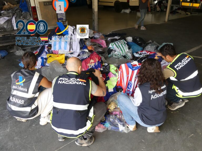 Incautada una tonelada de prendas de ropa falsificada en el mercadillo de Astorga en la operación “BASTIÓN»