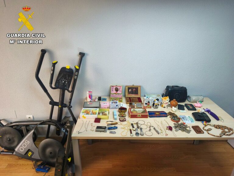 Detenida una mujer, por dos robos con fuerza en dos viviendas y un estanco