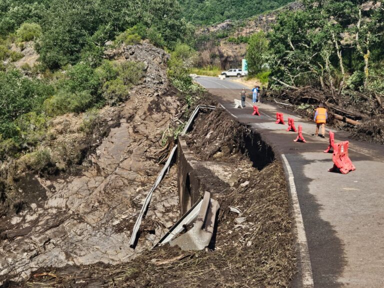 La Diputación lleva a cabo una obra de emergencia en la carretera que da acceso al Valle de Fornela para poder reestablecer el tráfico por carretera