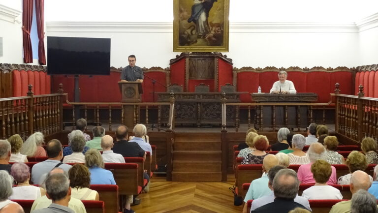 El proceso interior de Gaudí centra la conferencia de Armand Puig en Astorga