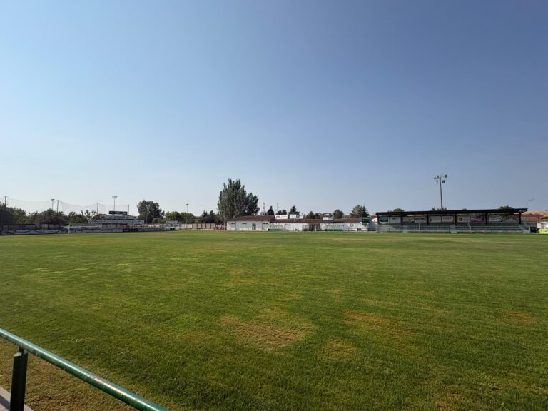 El Ayuntamiento de Astorga impulsa la recuperación integral del césped del campo de fútbol de La Eragudina