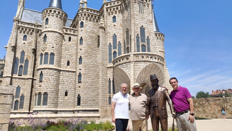 El Palacio Episcopal aúna luz y música en sus noches de agosto para seguir celebrando el Año Gaudí