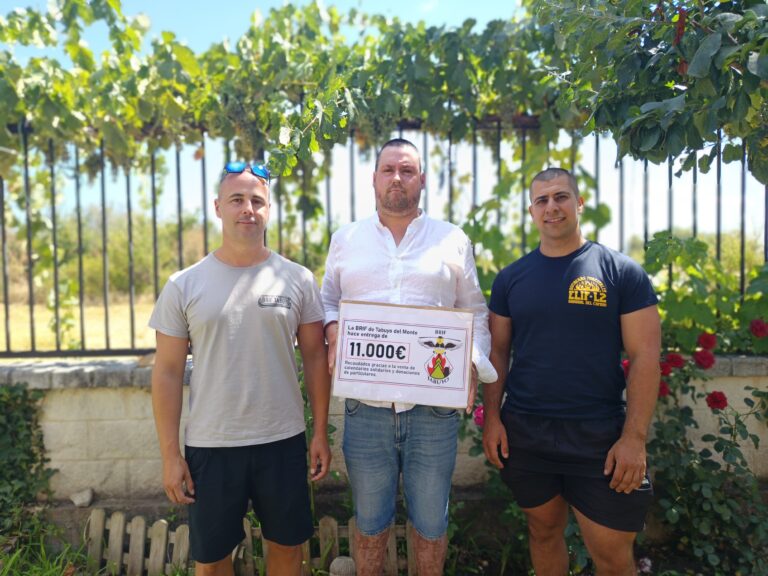 Los bomberos forestales de la BRIF de Tabuyo entregan más de 11.000 euros a un afectado por los incendios de 2025