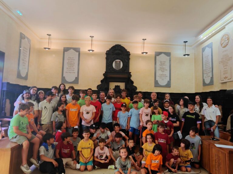 Los ‘chapistas’ de ayer y de hoy dan el pistoletazo de salida a las Fiestas de Santa Marta 2026