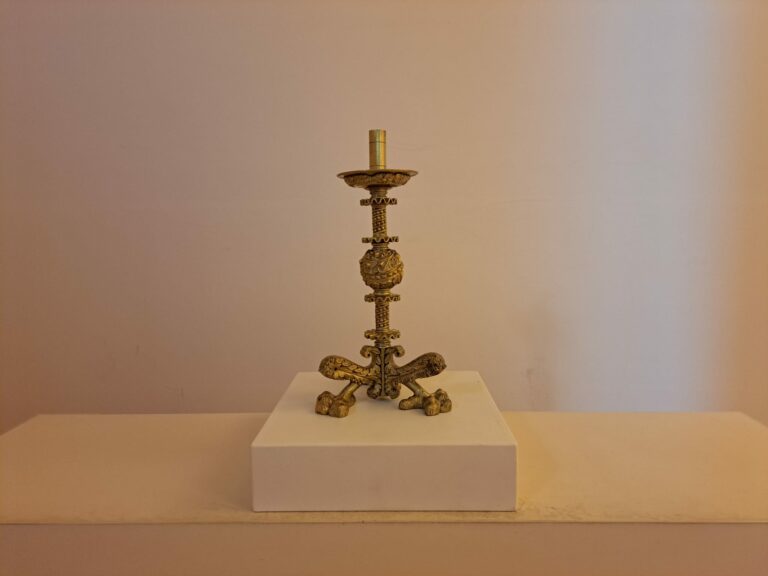Un candelabro de bronce de Gaudí, Pieza del Mes de agosto en el Palacio