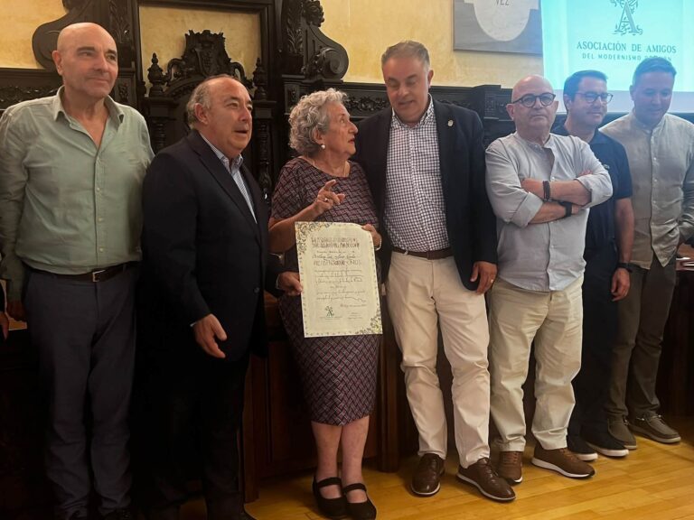 María Jesús Alonso Gavela, pionera en los estudios sobre Gaudí, Presidenta de Honor de los Amigos del Modernismo de León